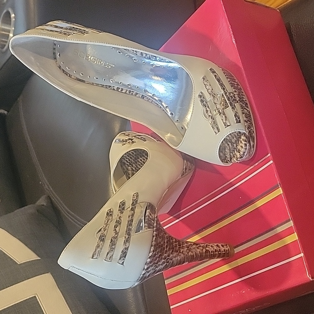 BCBG  pumps
